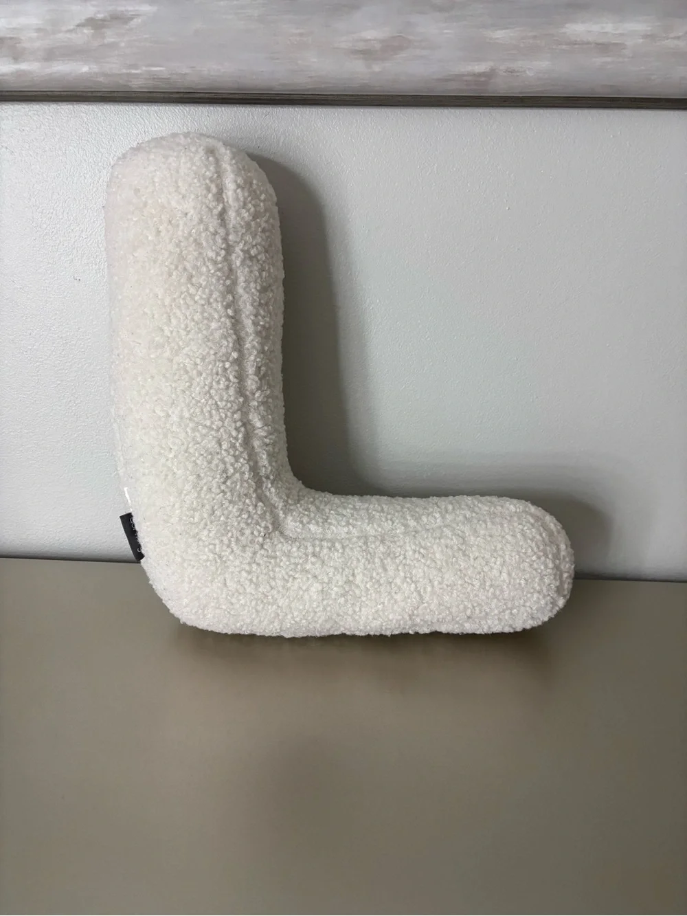 Dormify Sherpa Initial L Pillow - Picture 2 of 4